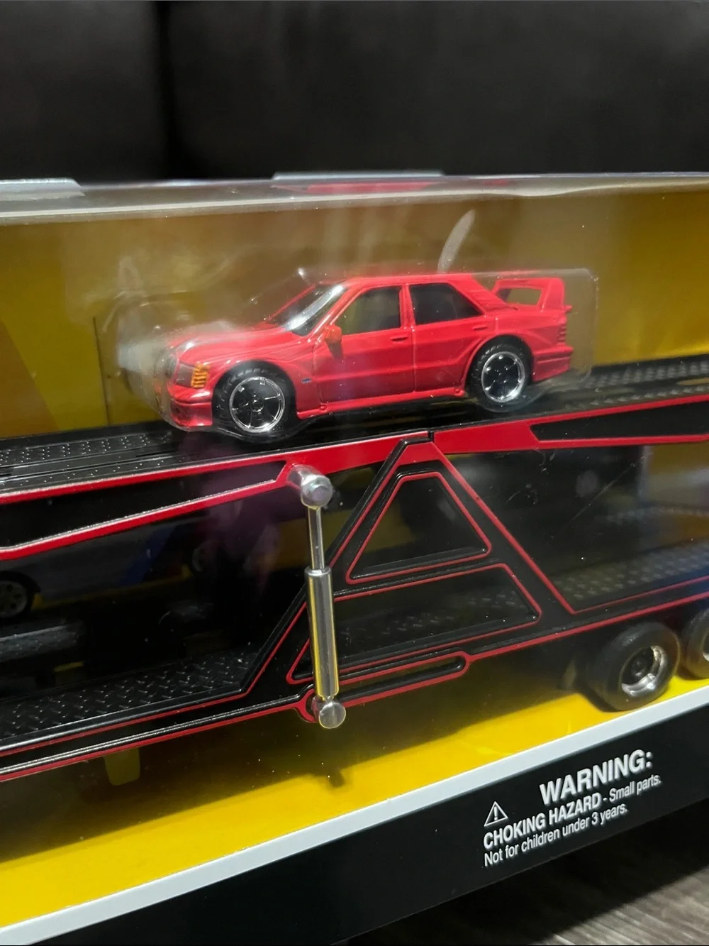 Maisto Design 1/64 Mercedez Benz Actros 1851-1990 Mercedez Benz 190E
